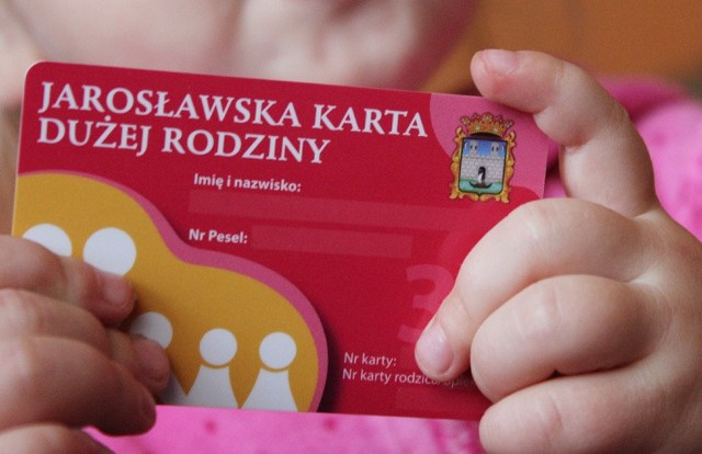 Jarosławską Kartę Dużej Rodziny można otrzymać w Miejskim Ośrodku Pomocy Społecznej w Jarosławiu.
