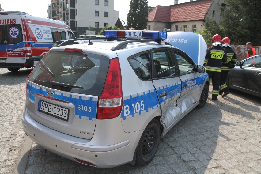 Wypadek radiowozu we Wrocławiu. Dwóch policjantów w szpitalu