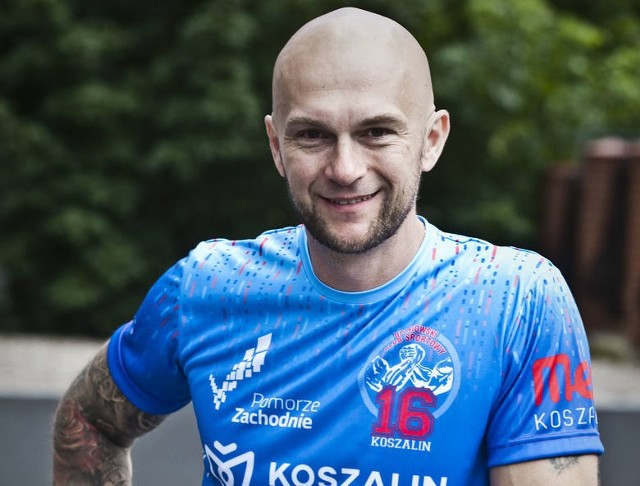 Damian Zaorski w koszulce specjalnie przygotowanej na nadchodzące 20. Mistrzostwa Polski w armwrestlingu