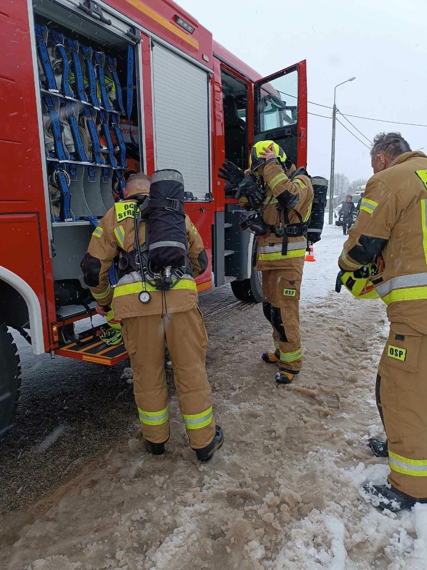 Pożar w gminie Poświętne gasili strażacy z czterech...