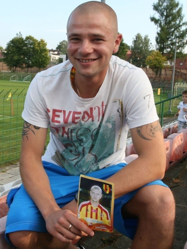 Kapitan Korony Kamil Kuzera też zbiera fotosy piłkarzy "żółto-czerwonych&#8221;. I zachęca do ich zbierania.  