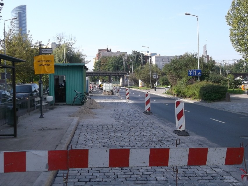 Wrocław: Nieczynny przystanek przy Zielińskiego. Drogowcy wymieniają kostkę (ZDJĘCIA)