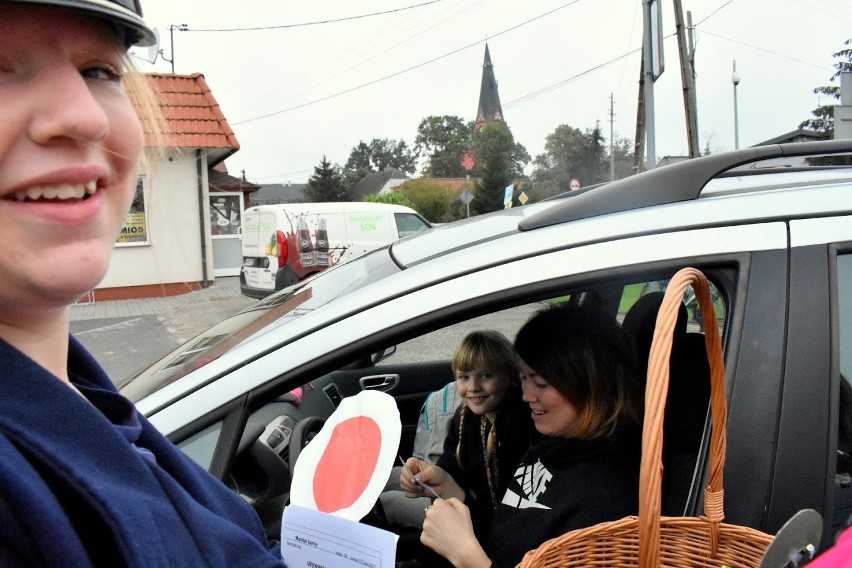 Dzień bez samochodu. Dzieci wręczały mandaty kierowcom w Łochowie [ZDJĘCIA]