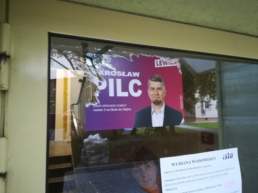 Sporne plakaty Jarosława Pilca znalazły się na...