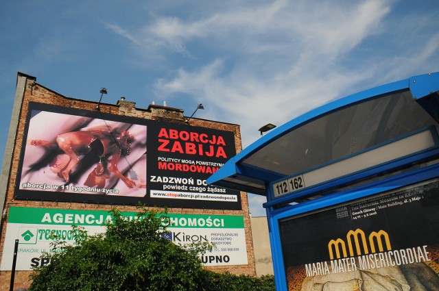 Billboard antyaborcyjny to pomysł fundacji Pro-Prawo do Życia. Jej członkowie znani są z organizacji licznych pikiet i zbiórki podpisów pod projektem ustawy całkowicie zakazującej aborcji w Polsce