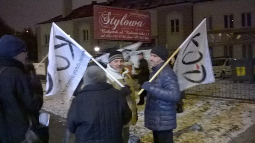 Kilkanaście osób protestowało przed biurem PiS w Białymstoku