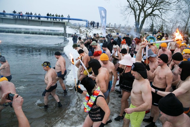 W sobotę nad zalewem w Wasilkowie spotkali się miłośnicy kąpieli w lodowatej wodzie. Zapraszamy do naszej fotorelacji z tego wydarzenia.