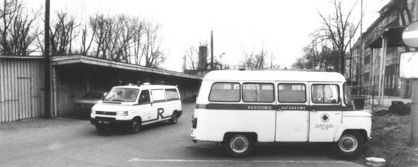 Rok 1993. Karetki na parkingu wrocławskiego Pogotowia...