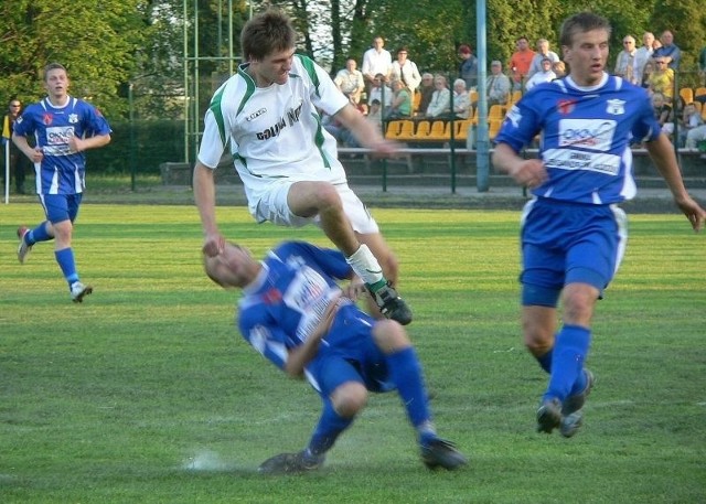 Krystian Zaręba (w białej koszulce) strzelił bramkę dla Nidy w niedzielnym meczu z Sokołem.