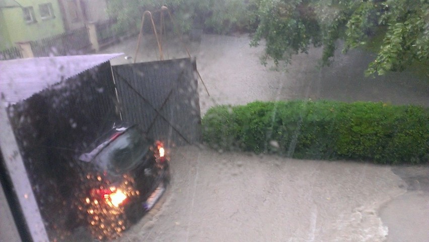 W Trzebini podczas deszczu woda wdziera się ludziom do ich domów 