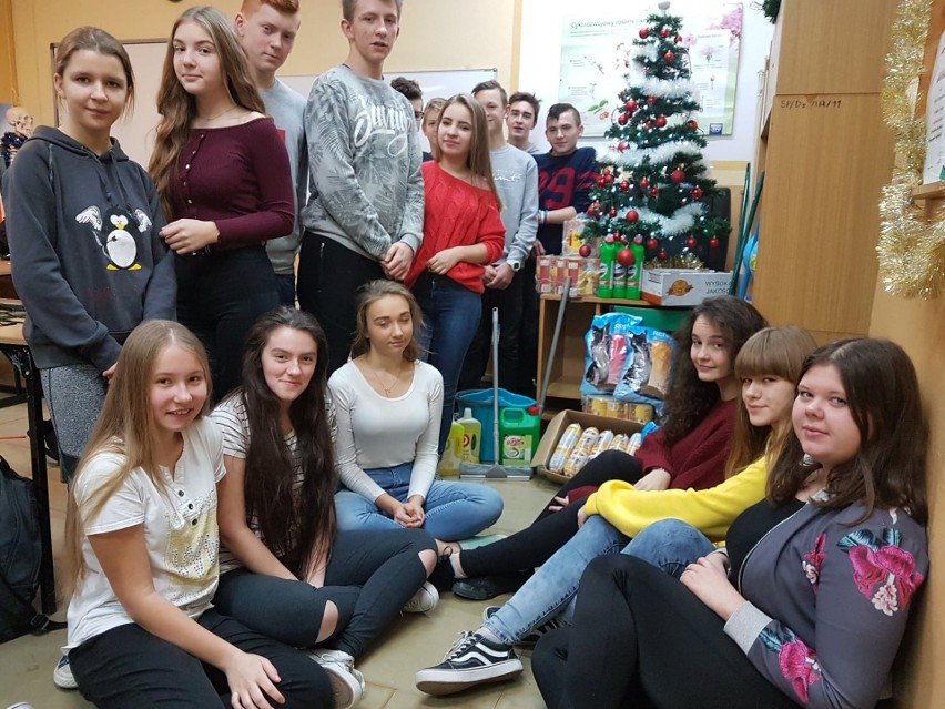 Uczniowie Zespołu Szkół w Brudnowie przygotowali prezenty dla schroniska