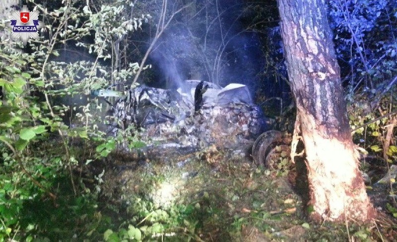 Tragiczny wypadek w lesie w Świdniku. Młody kierowca uderzył w drzewo. Zginął na miejscu