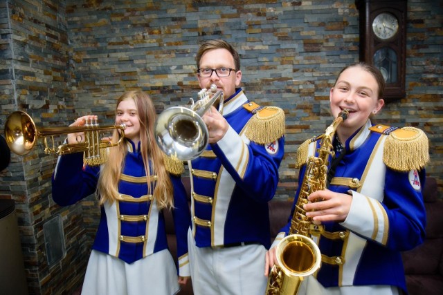 Orkiestra istnieje od 110 lat. Cztery lata temu przeszła totalną metamorfozę, o czym świadczy chociażby dzisiejszy odcinek programu „Mam Talent“.- Dziś wieczorem zaplanowaliśmy z dziadkami wspólne oglądanie programu „Mam Talent” - opowiada dumny Arkadiusz Taruć z Cierpic.Córki pana Arkadiusza 14-letnią Ewę i 13-letnią Julkę będzie można zobaczyć w popularnym telewizyjnym show, w  którym uczestników oceniają: Małgorzata Foremniak, Agnieszka Chylińska i Agustin Egurola.tekst: Paulina BłaszkiewiczPOLECAMY:Marlena Cichocka z Chełmży w programie MasterChef! Kim jest?Torunianie w programie "Love Island" / "Wyspa miłości" PolsatuToruńscy aktorzy. Gdzie i w czym można ich zobaczyć?