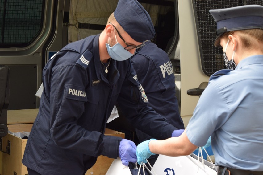 Koronawirus. W czasie pandemii podlascy więźniowie pomagają... policji. Uszyli im maski ochronne (zdjęcia)