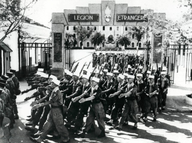 Legioniści przed koszarami w Sidi bel Abbes w Algierii