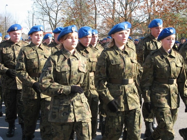 Swoją przyszłość wiążą z wojskiem także dziewczyny. W kieleckiej jednostce defilowały jak prawdziwi żołnierze.