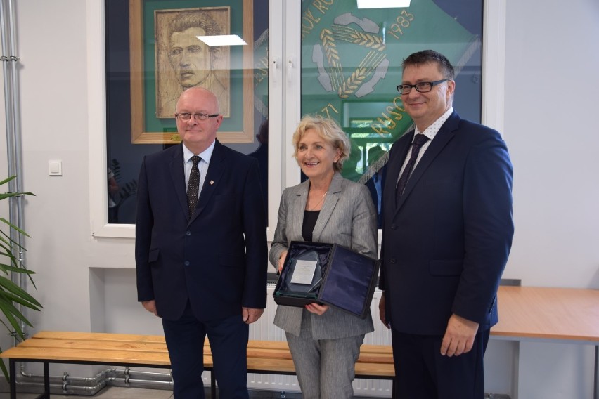 Wójt gminy Pruszcz Gdański otrzymała pamiątkową statuetkę
