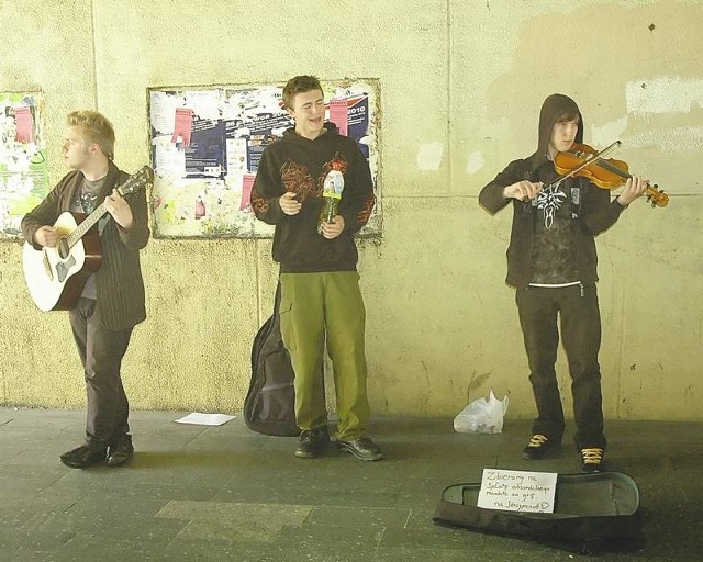 Jakub, Darek i Krzysztof dali koncert w przejściu podziemnym na Stare Miasto. Z datków przechodniów chcą zapłacić mandat