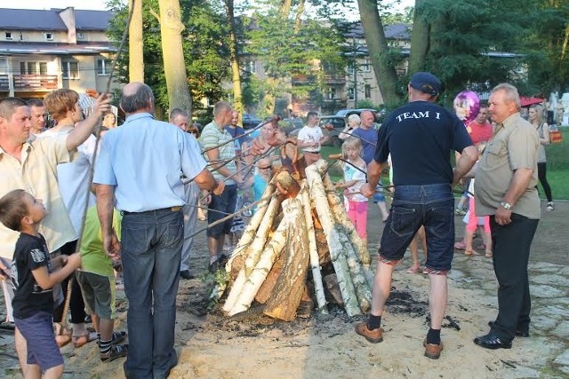 Smakosze mogli spędzić czas przy wspólnym ognisku i pieczeniu kiełbasek.