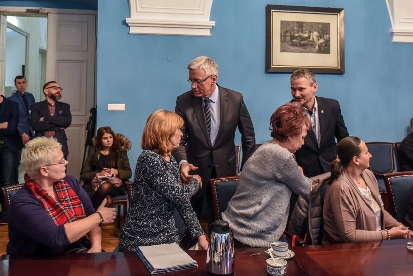 Poznań: Prezydent spotkał się ze związkowcami, którzy spali...