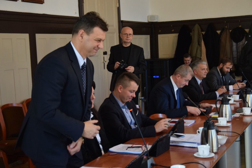 Sesja rady powiatu oleskiego i wybory zarządu powiatu.