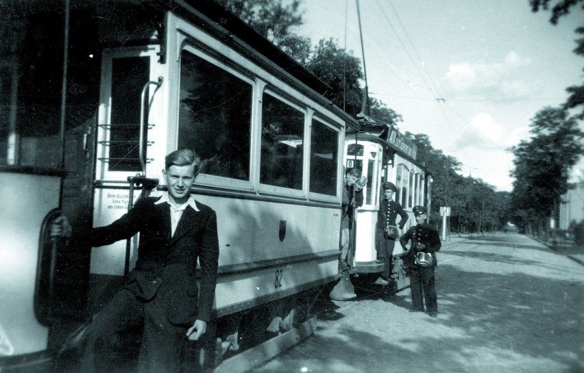 Rok 1940. Nastoletni Henryk Skrzypiński przy wagonie...
