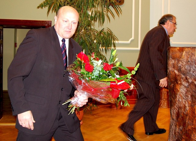 Wacław Maciuszonek po uroczystym ślubowaniu przyjął bukiet kwiatów od byłego burmistrza - Romana Pogorzelca.