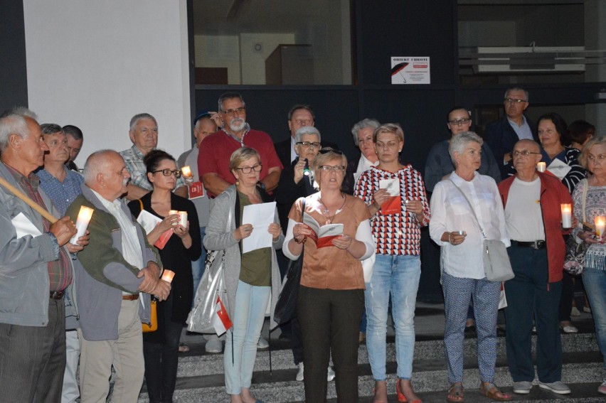Hymn, czytanie konstytucji i okrzyki. Kolejny protest przed sądem w Starachowicach