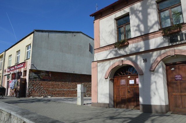 Działka mieści się między siedzibą biblioteki (na pierwszym planie) a budynkiem Domu Kultury (w głębi)
