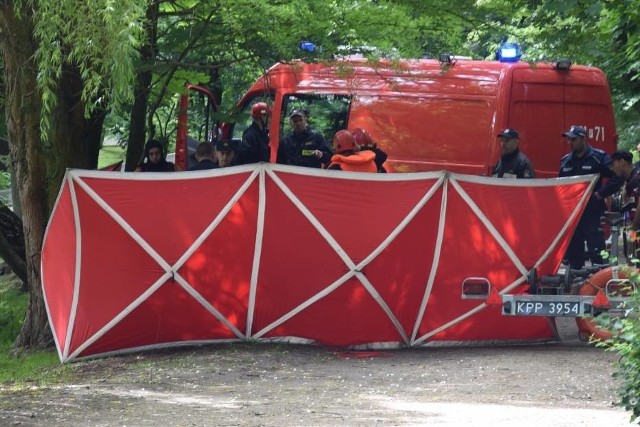 W środę strażacy i ratownicy medyczni interweniowali w Parku Miejskim w Kaliszu. Do wody w tamtejszym stawie wpadł mężczyzna. Kolejne zdjęcie --->