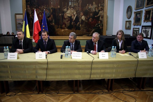 Od lewej: Ivan Chimijczuk, z-ca mera Tarnopola, Taras  Yakowlew, z-ca mera Łucka, Wiktor Anuszkewyczus, mer Iwano-Frankowska i Wołodymyr Chomki, mer Równego