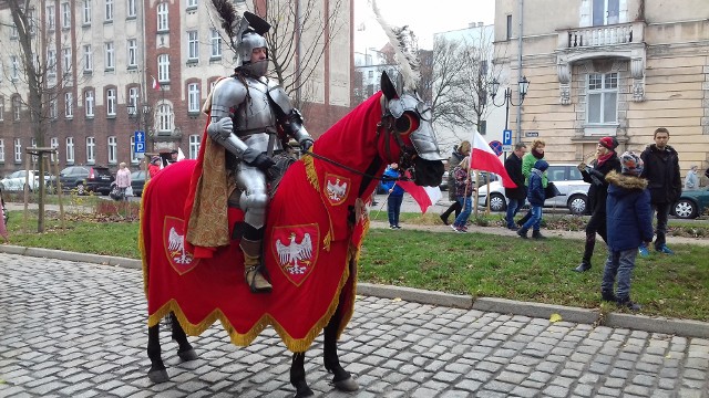 Jednym z patriotycznych elementów obchodów Święta Niepodległości był przemarsz przez centrum miasta. Rozpoczął się on od złożenia kwiatów pod pomnikiem generała Józefa Hallera. Zobacz zdjęcia!Zobacz też: Toruńskie Sztafety Wolności 2018NowosciTorun