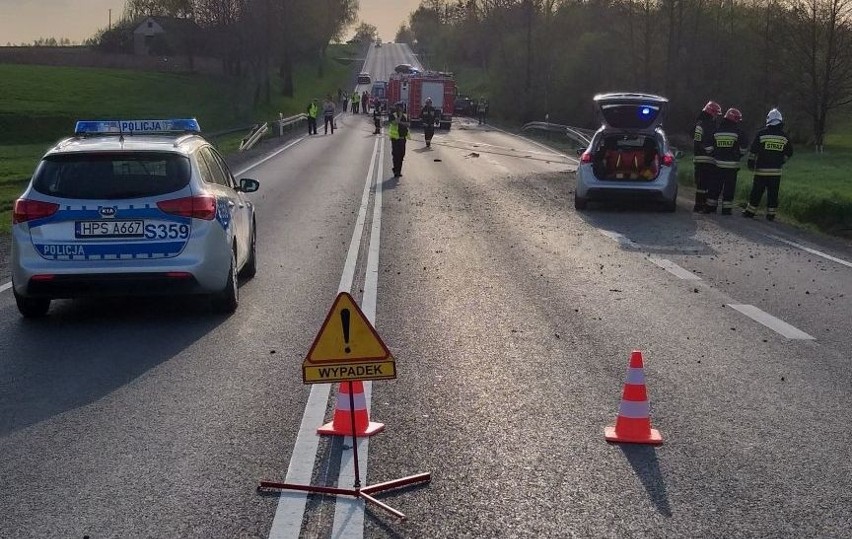 Wypadek w Baćkowicach. Nie żyje 19-latek, dwóch rannych. Krajowa trasa była całkowicie zablokowana