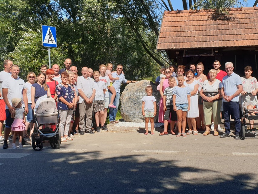 Powiat ostrowski. Mieszkańcy małej miejscowości Kuleszki-Nienałty świętowali 600-lecie wsi. Postawili z tej okazji pamiątkowy kamień. Zdjęci