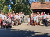 Powiat ostrowski. Mieszkańcy małej miejscowości Kuleszki-Nienałty świętowali 600-lecie wsi. Postawili z tej okazji pamiątkowy kamień. Zdjęci