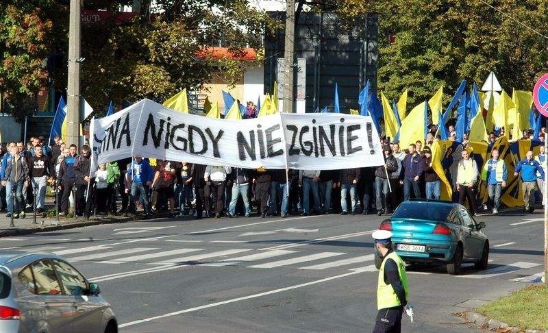 Manifestacja kibiców Elany Toruń [zobacz zdjęcia]