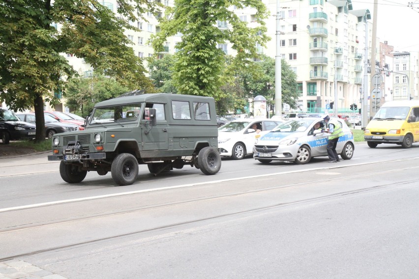 Wrocław: Audi staranowało wojskowego honkera