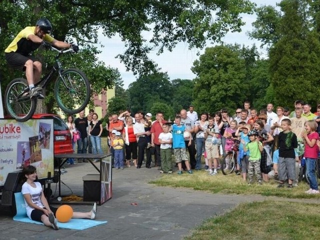 Pokaz akrobacji rowerowych Piotra Sońty wzbudził wiele emocji wśród zgromadzonej publiczności.