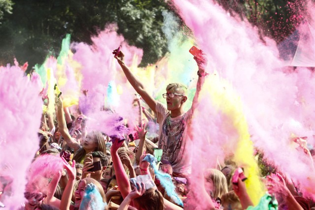 W sobotę na rzeszowskich Bulwarach odbył się Festiwal Kolorów. Atrakcją imprezy był kolorowy proszek holi, którym obsypywała się publiczność.