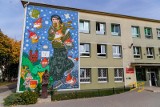 Nowy mural w Białymstoku. Maria Konopnicka na łyżwach ozdobiła ścianę Szkoły Podstawowej nr 22 (zdjęcia)