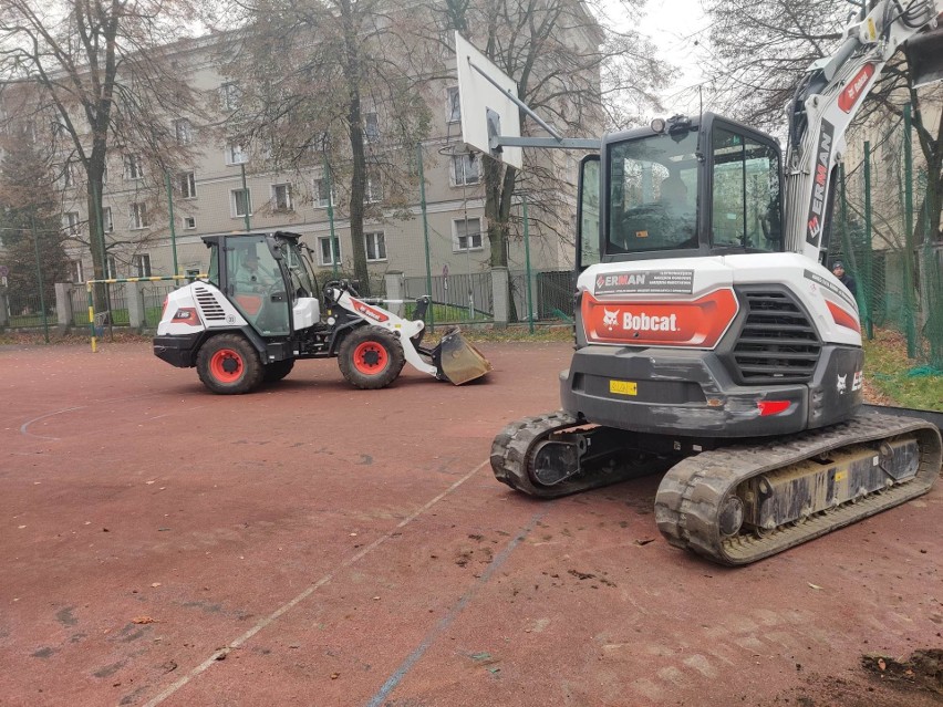 Boisko od wielu lat służy uczniom szkoły oraz mieszkańcom...