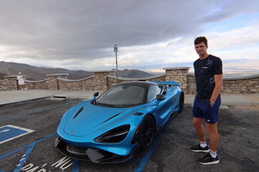 Tenisista Hubert Hurkacz przy testowym modelu auta McLaren...