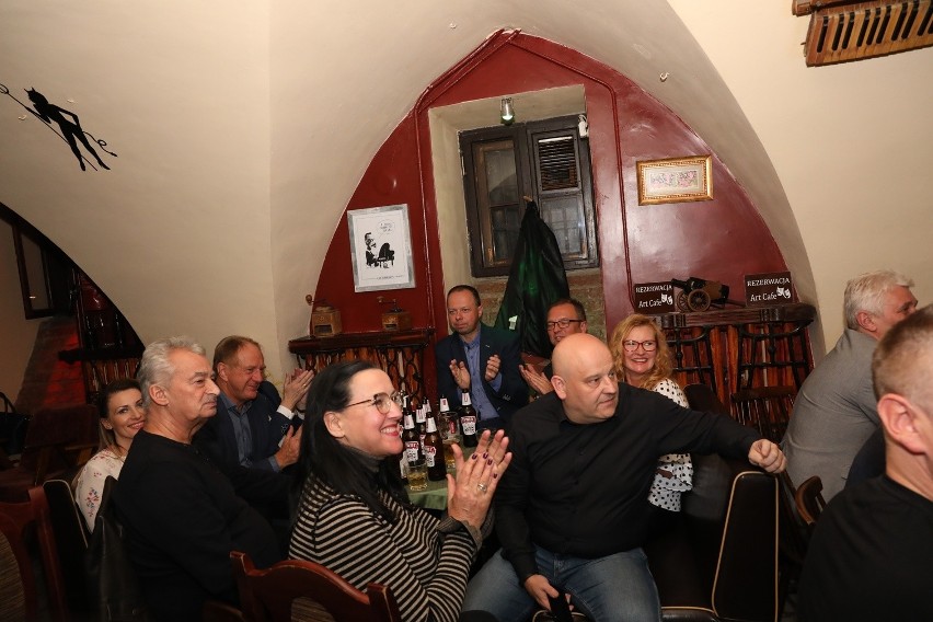 Prezydent Stargardu ze współpracownikami wieczór wyborczy spędza w Piwnicy Artystycznej Art Cafe