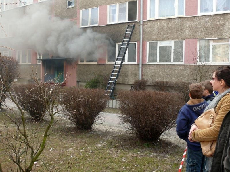 Pożarowi mieszkania na parterze bloku i akcji gaszenia...