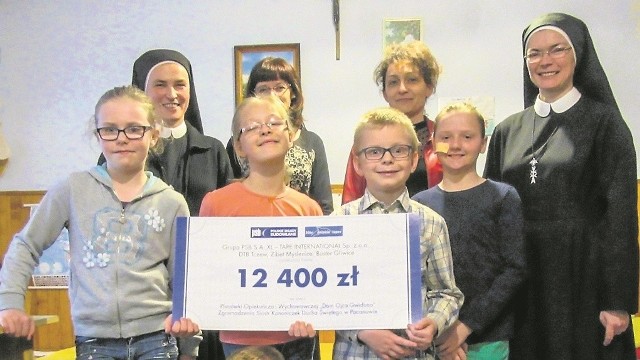 Czek na kwotę 12 tysięcy 400 złotych, prezent od Grupy PSB, otrzymał dom dziecka w Pacanowie.
