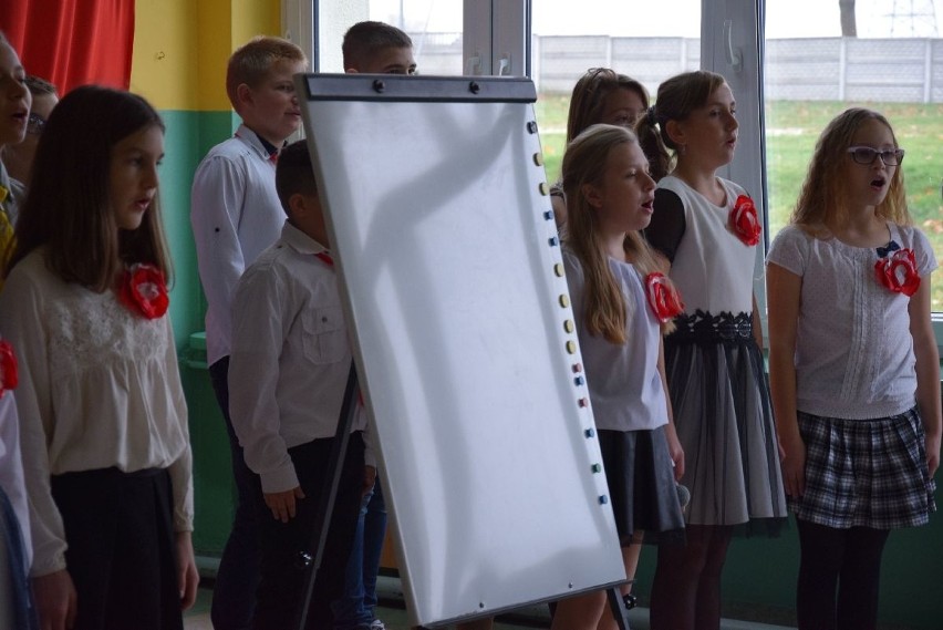 Pełne pieśni wojennych obchody Święta Niepodległości w Szkole Podstawowej w Podchojnach 
