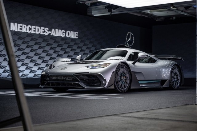 Mercedes-AMG ONETen dwumiejscowy samochód sportowy wyposażony jest w technologię napędu hybrydowego zaczerpniętą prosto z Formuły 1, która po raz pierwszy trafia z toru wyścigowego na drogi.Fot. Mercedes-Benz