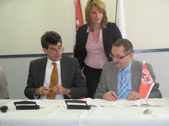 Nadburmistrz Frankfurtu nad Odrą Martin Wilke (od lewej) i burmistrz Słubic Ryszard Bodziacki podpisali dzisiaj porozumienie o współpracy gospodarczej
