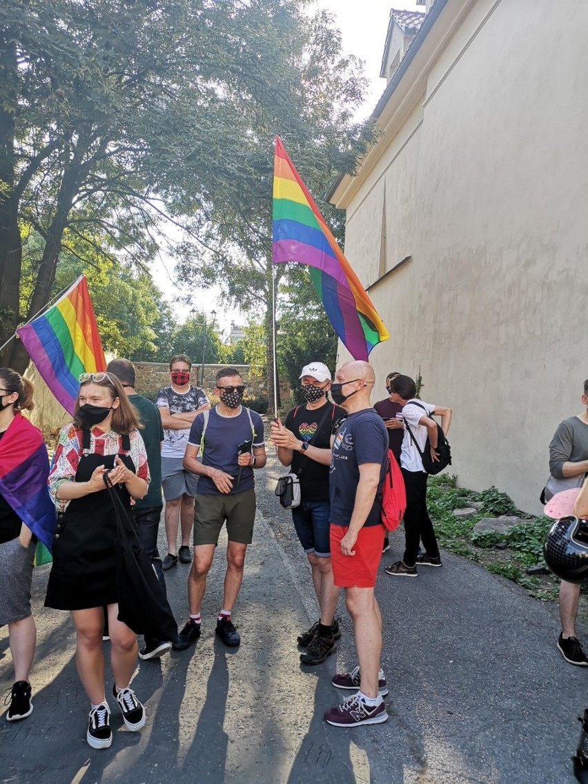 Kraków. Tęczowe flagi na ulicy Szerokiej. Przyszli tu solidarni z działaczką LGBT