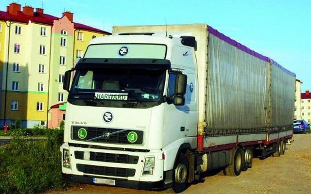 Dziki parking ciężarówek. Bywa ich tu po kilka, a czasami kilkanaście. Kierowcy nie są ełczanami. &#8211; Te samochody muszą stąd zniknąć &#8211; zgodnie przyznają okoliczni mieszkańcy.